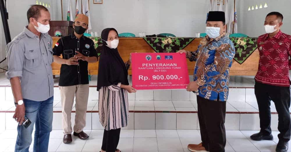 Secara Simbolis Anggota DPRD Lamsel Serahkan BLT DD Ta-2022 di Desa Cintamulya