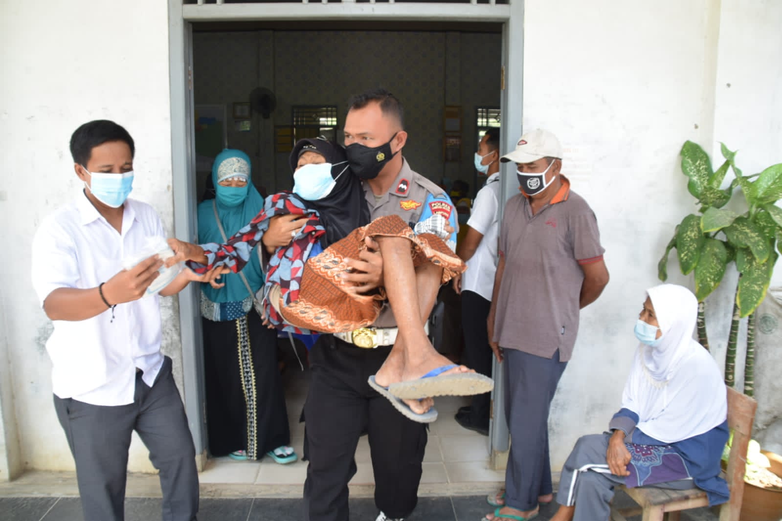Anggota Polsek Jatiagung Gendong Lansia Saat Ambil BLT DD