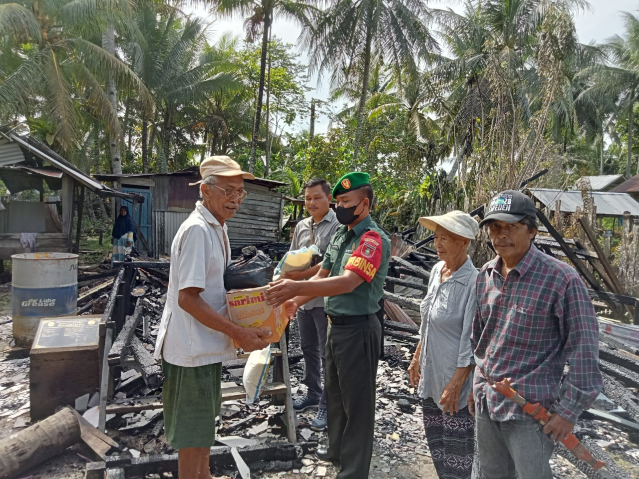 Koramil Tenggarong Seberang Salurkan Bantuan Korban Kebakaran