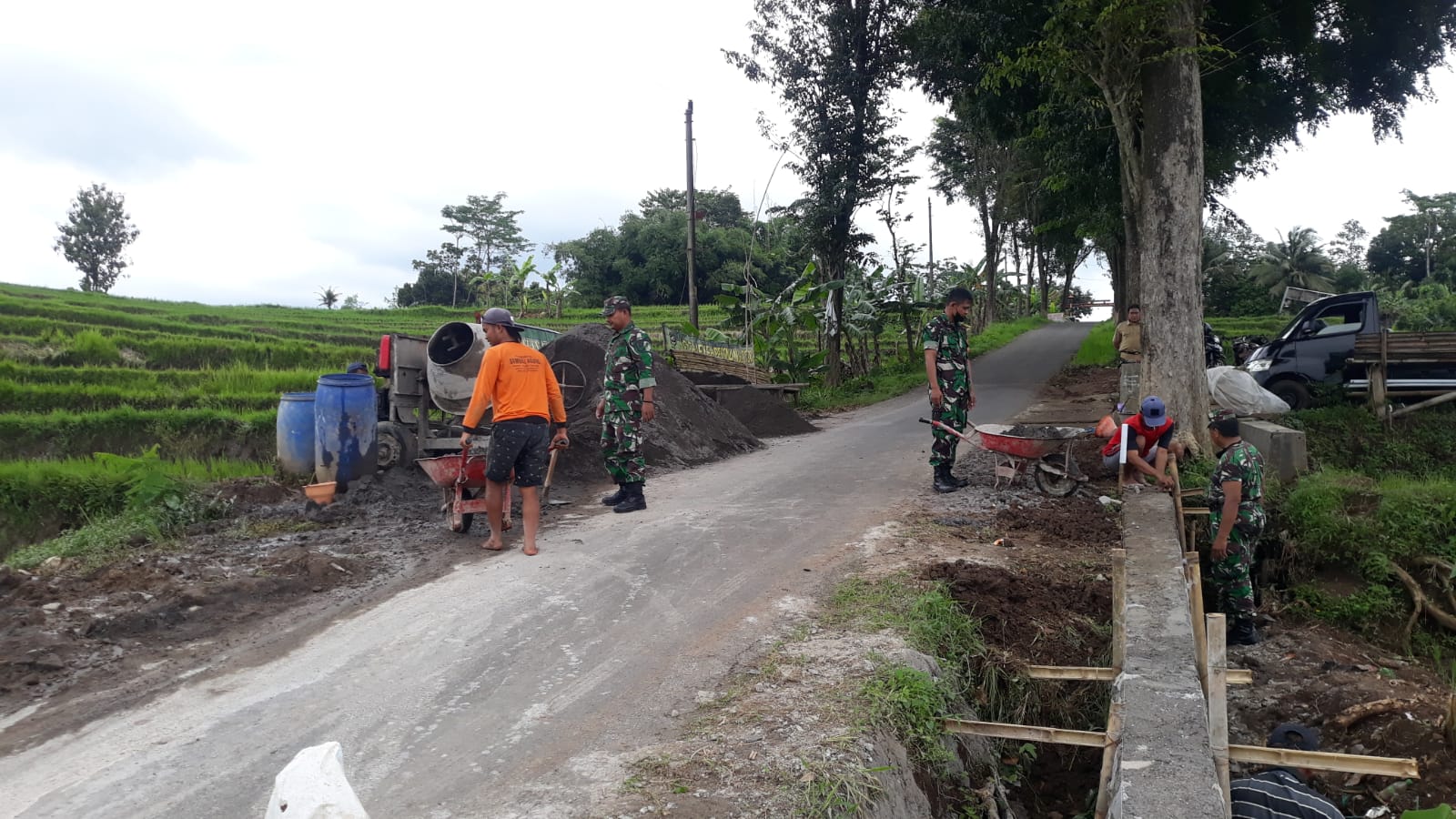 Kompak!!! 4 Anggota TNI dan Warga Lakukan Karya Bakti