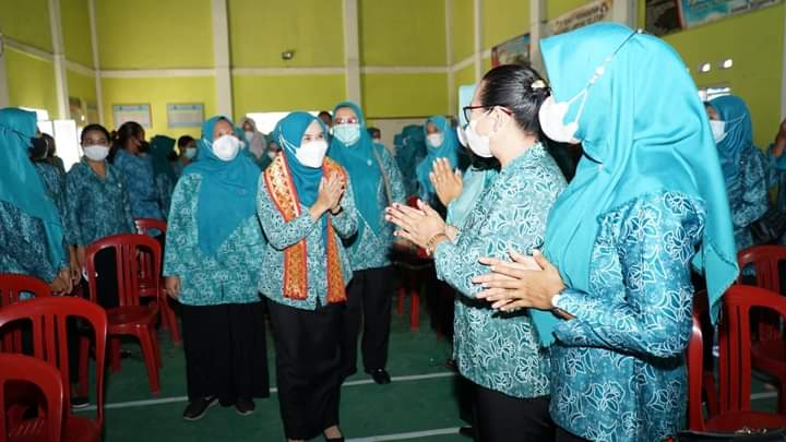 Secara Resmi Bunda Win Buka Kegiatan Pembinaan Administrasi Kader PKK Kecamatan dan Desa.