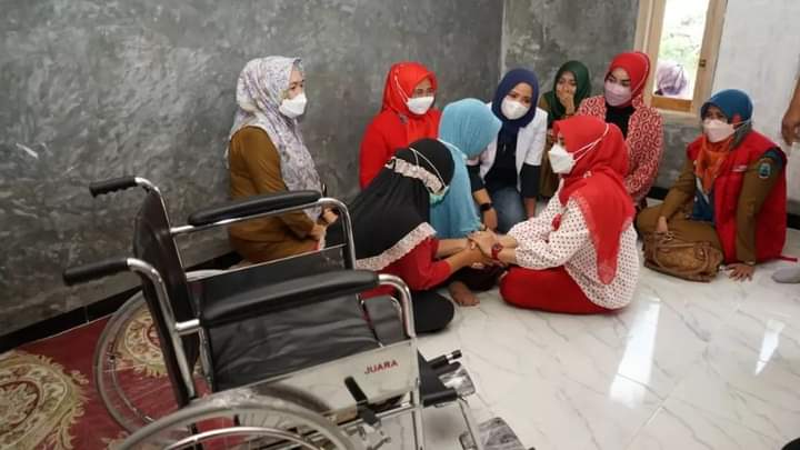 Bunda Win Berikan Bantuan Kursi Roda dan Kebutuhan Pokok Kapada Warga Sidomukti