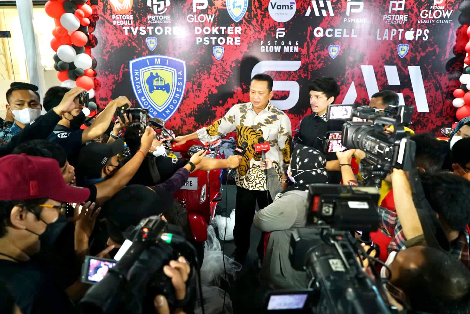 Timnas Futsal Putra Indonesia Terima Bonus Motor Vespa