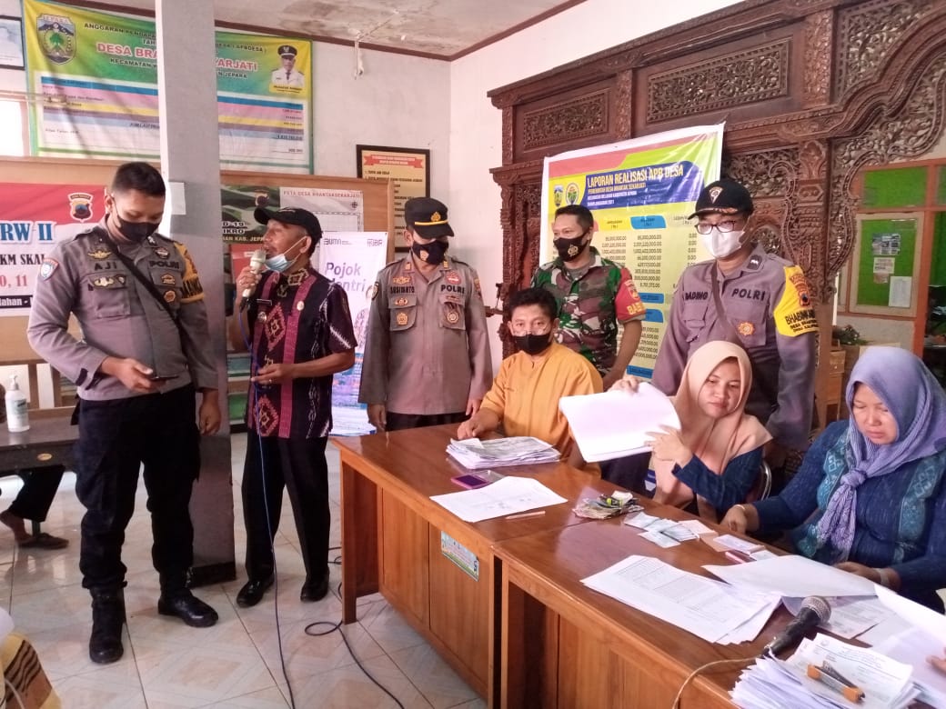 Warga Terima BLT-DD Dikawal Babinsa