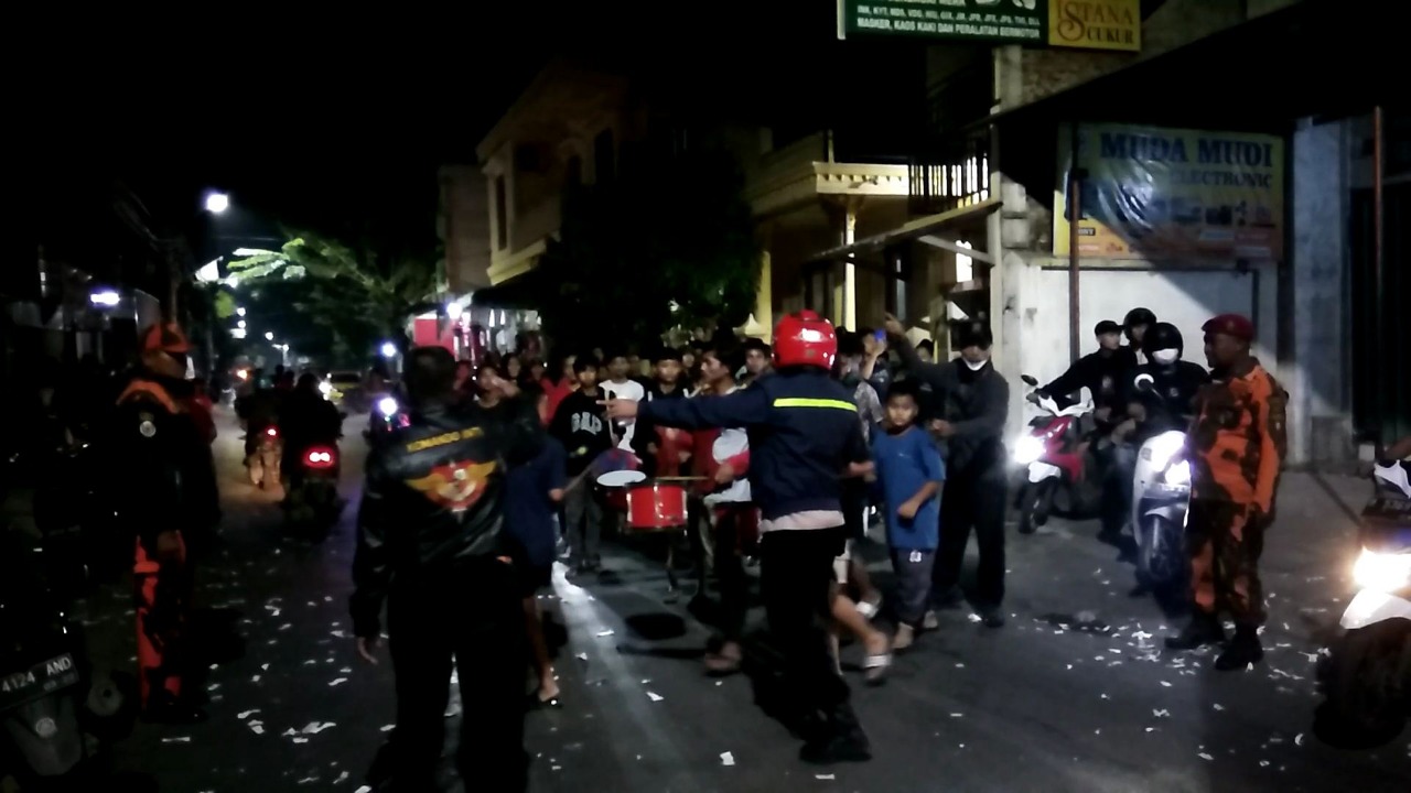 Cegah Tawuran, Petugas Gabungan Bubarkan Kerumunan