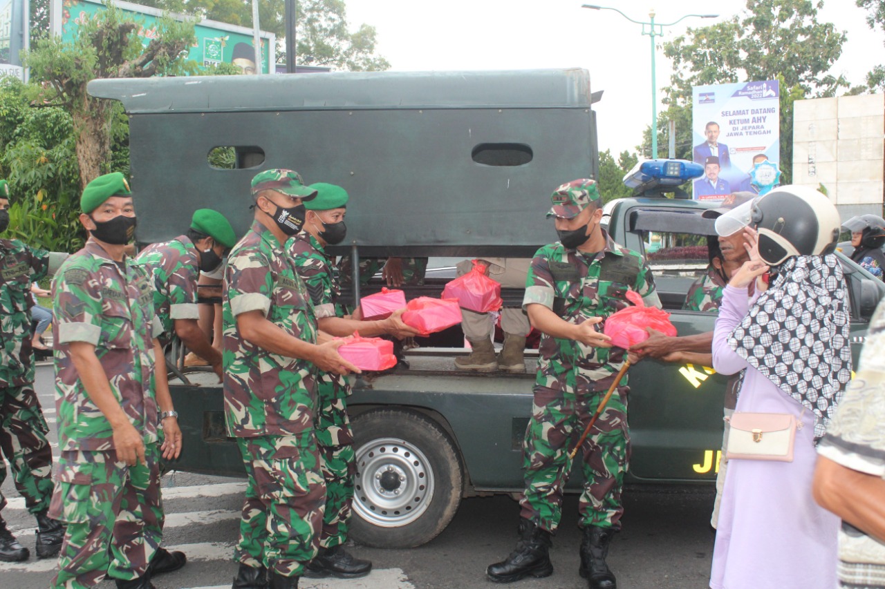 Dandim 0719/Jepara Bagikan Takjil di Bulan Suci Ramadhan