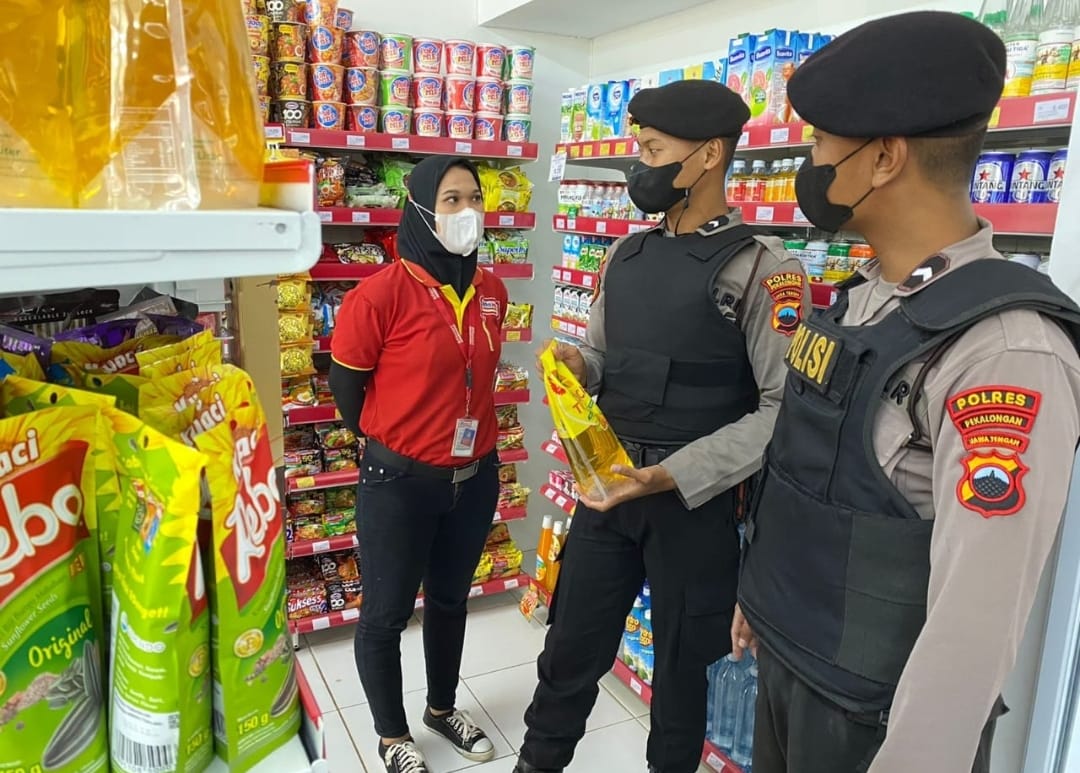 Kasat Samapta Cek Ketersediaan Stok Minyak Goreng di Minimarket