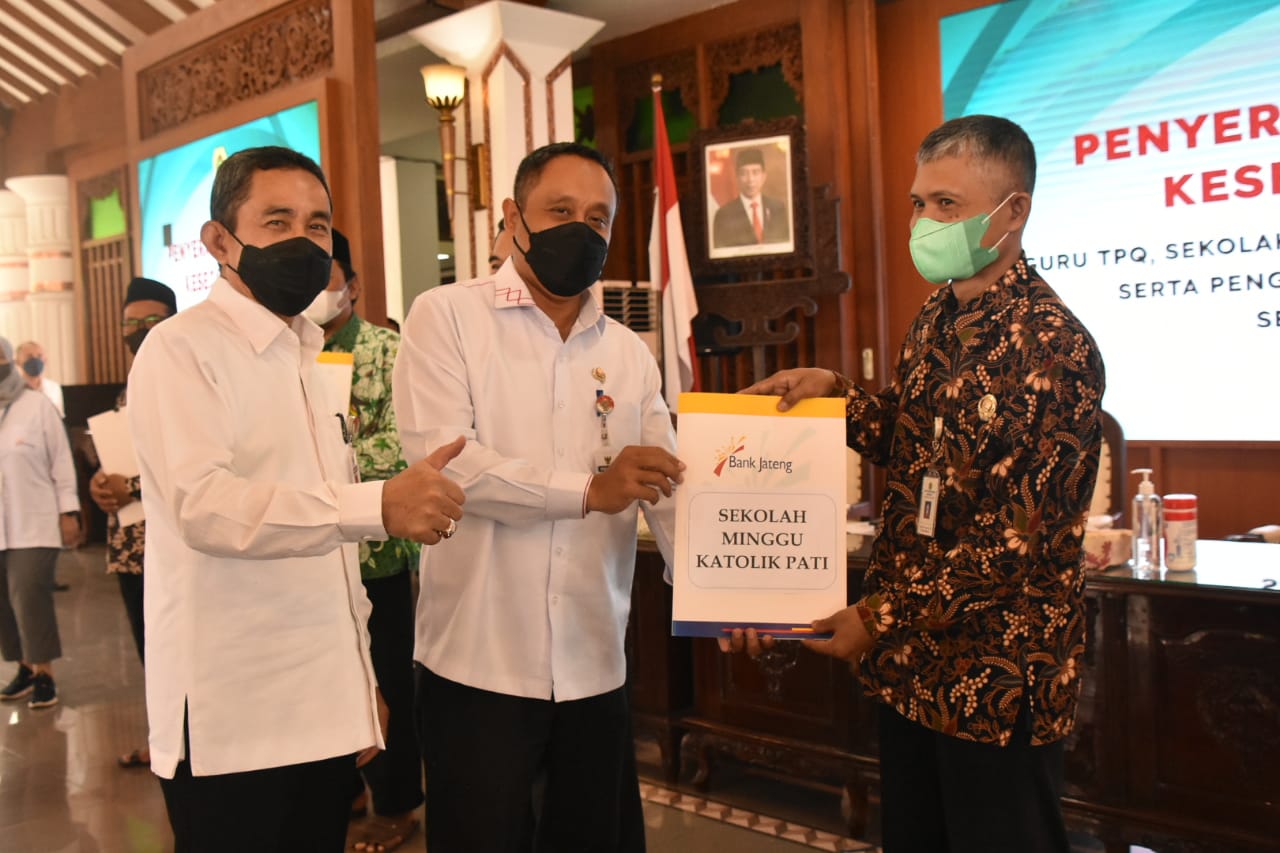Wujud Penghargaan, Bupati dan Wakil Bupati Pati Serahkan Bantuan Kesejahteraan