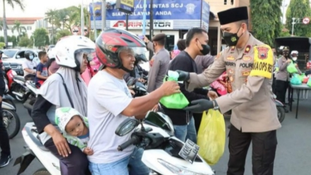 Jelang Berbuka Puasa, Polres Jepara Bagi-Bagi Takjil ke Warga