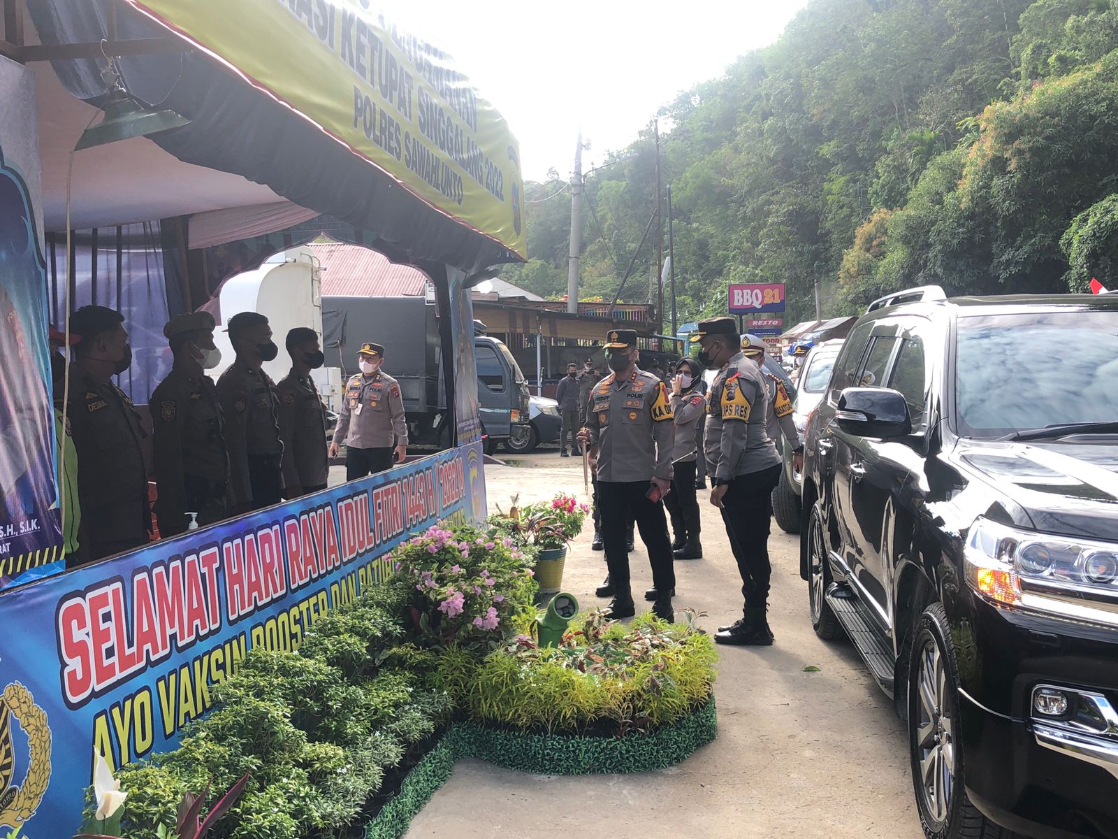 Cek Pos Pengamanan, Kapolda Sumbar berikan Paket Lebaran