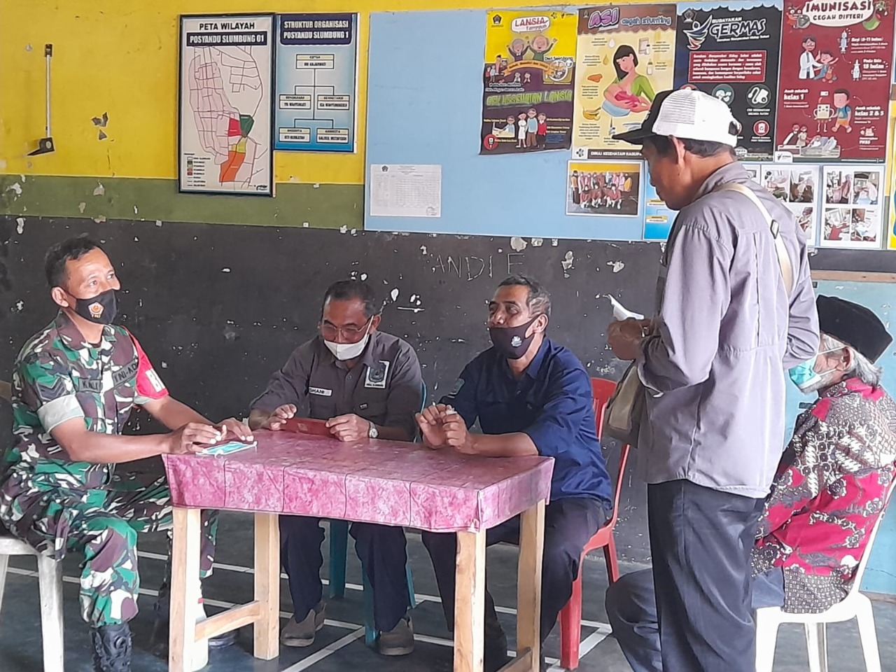 Laksanakan Komsos Dengan Aparat Desa