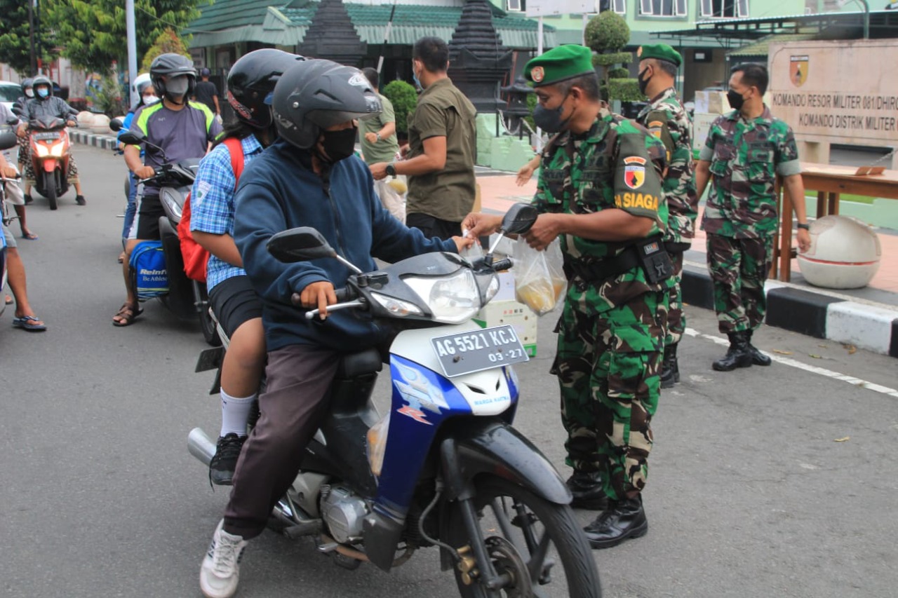 R2 dan R4 Terima Takjil Gratis