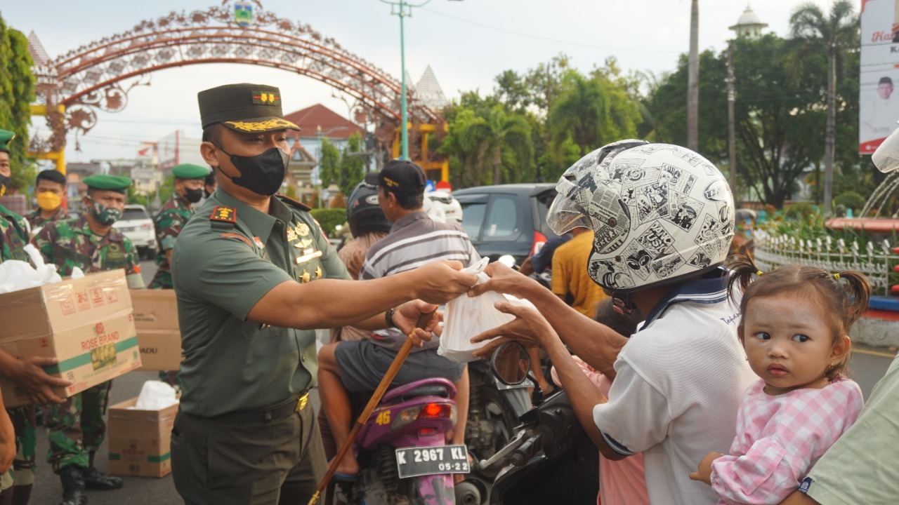 Moment Ramadhan, Dandim 0719/Jepara Bagikan Takjil ke Masyarakat