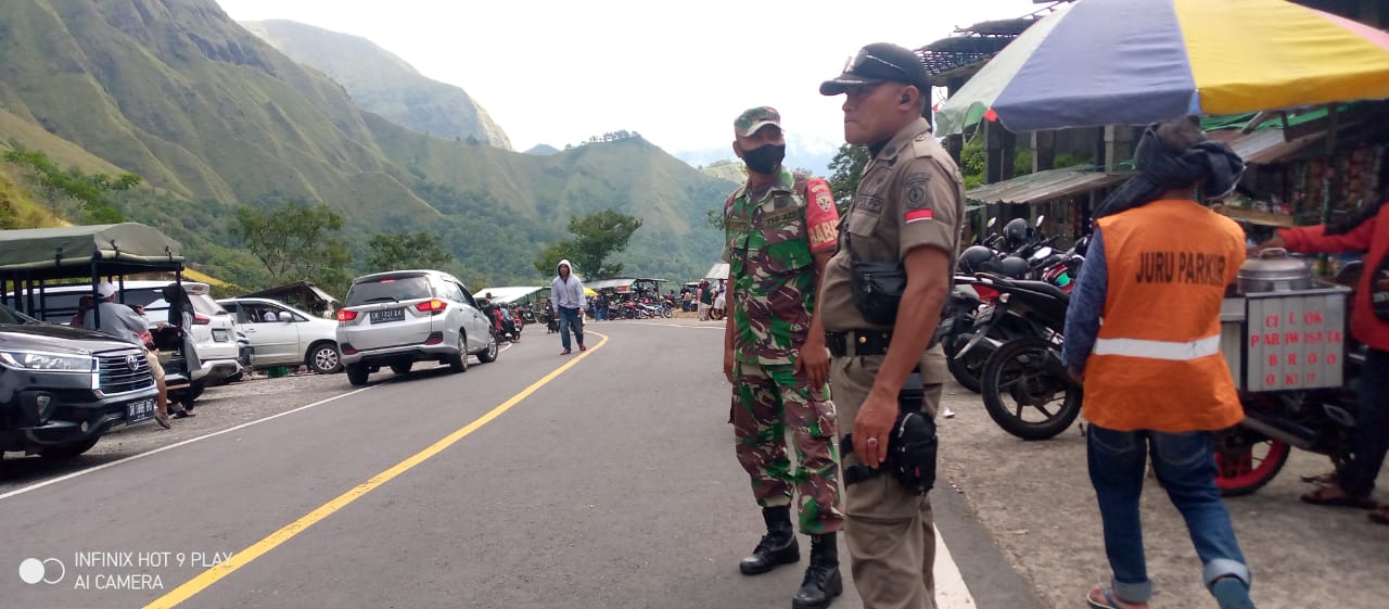 Personel Koramil 1615-10/Sembalun Amankan Liburan Pasca Idul Fitri