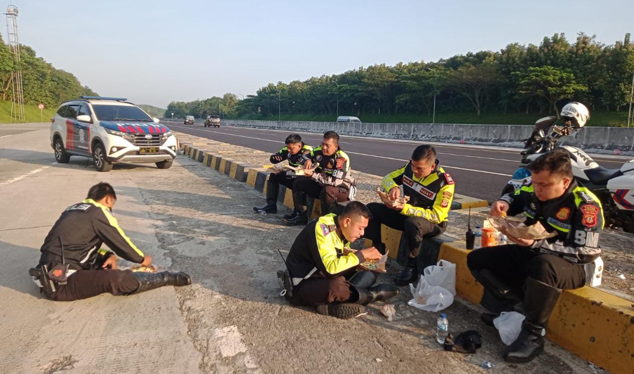 AKP Warjo Menikmati Sarapan di Pinggir Jalan
