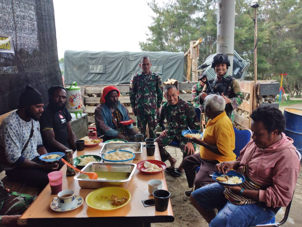 Yonif MR 412 Kostrad Berbagi Berkah Bersama Masyarakat Papua