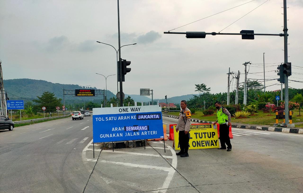 Satlantas Polres Kendal Alihkan Arus dari Jakarta ke Semarang