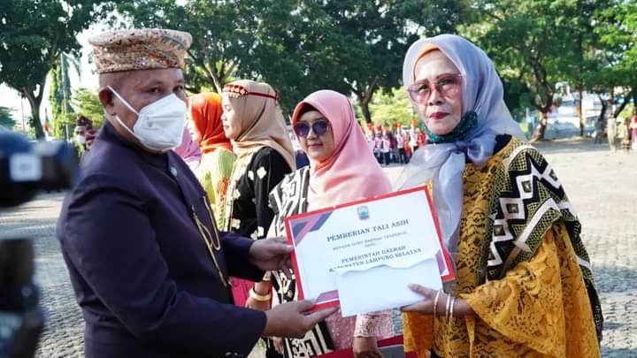 Usai Pimpin Upacar Hardiknas Nanang Serahkan Penghargaan Kapada Kepala Sekolah Berprestasi
