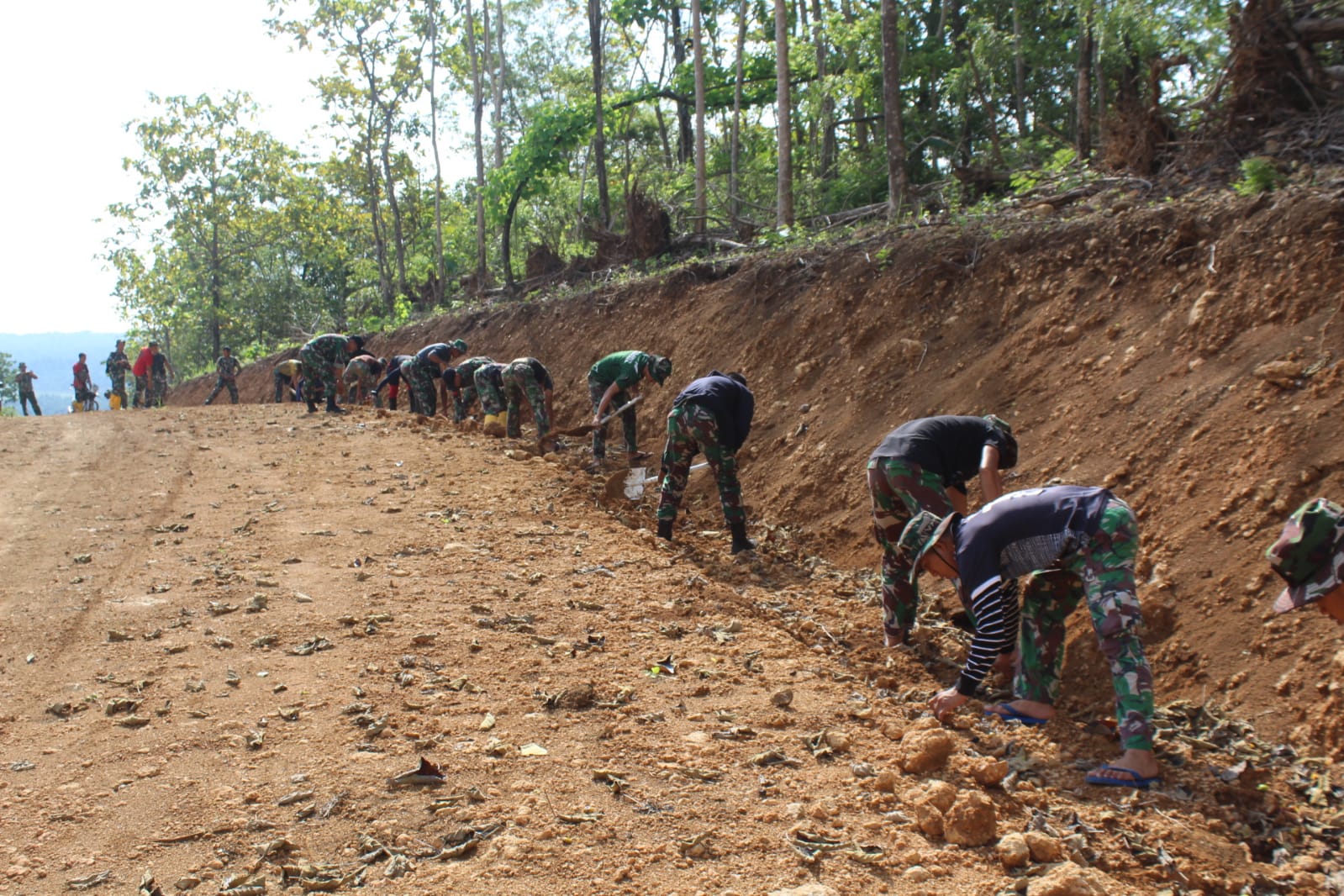 Hari ke 3, Anggota TNI Kompak Gali Saluran Air