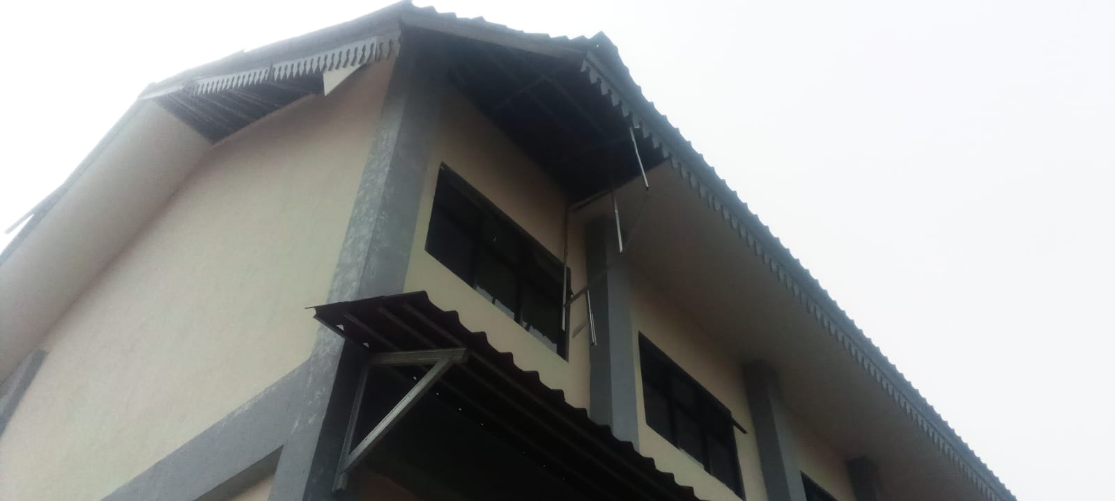 Ngeri Banget!!! Bangunan Gedung Baru Dua Lantai Bagian Atap Ambruk