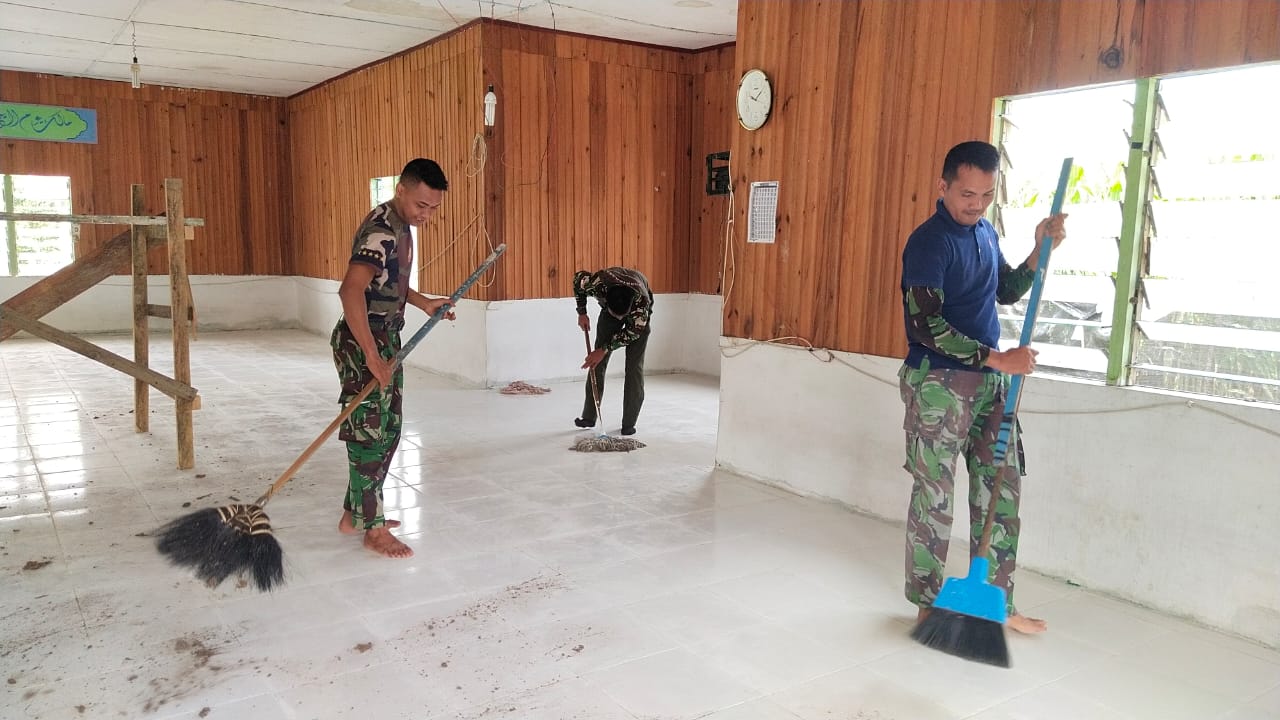 Warga dan Satgas TMMD Gotong-Royong Merehab Rumah Ibadah