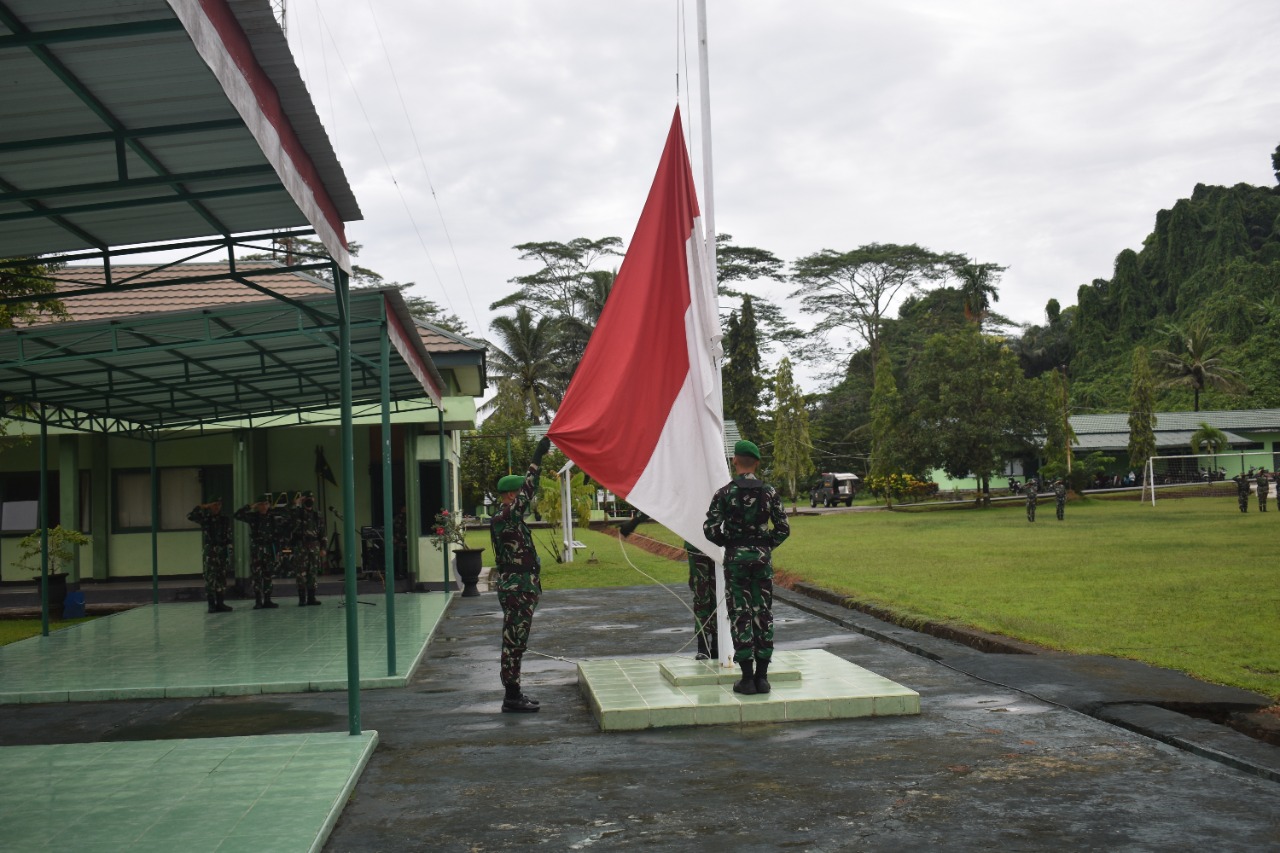 Danyon 611/Awang Long Pimpin Langsung Upacara Bendera Tanggal 17, Dilanjutkan Jamdan