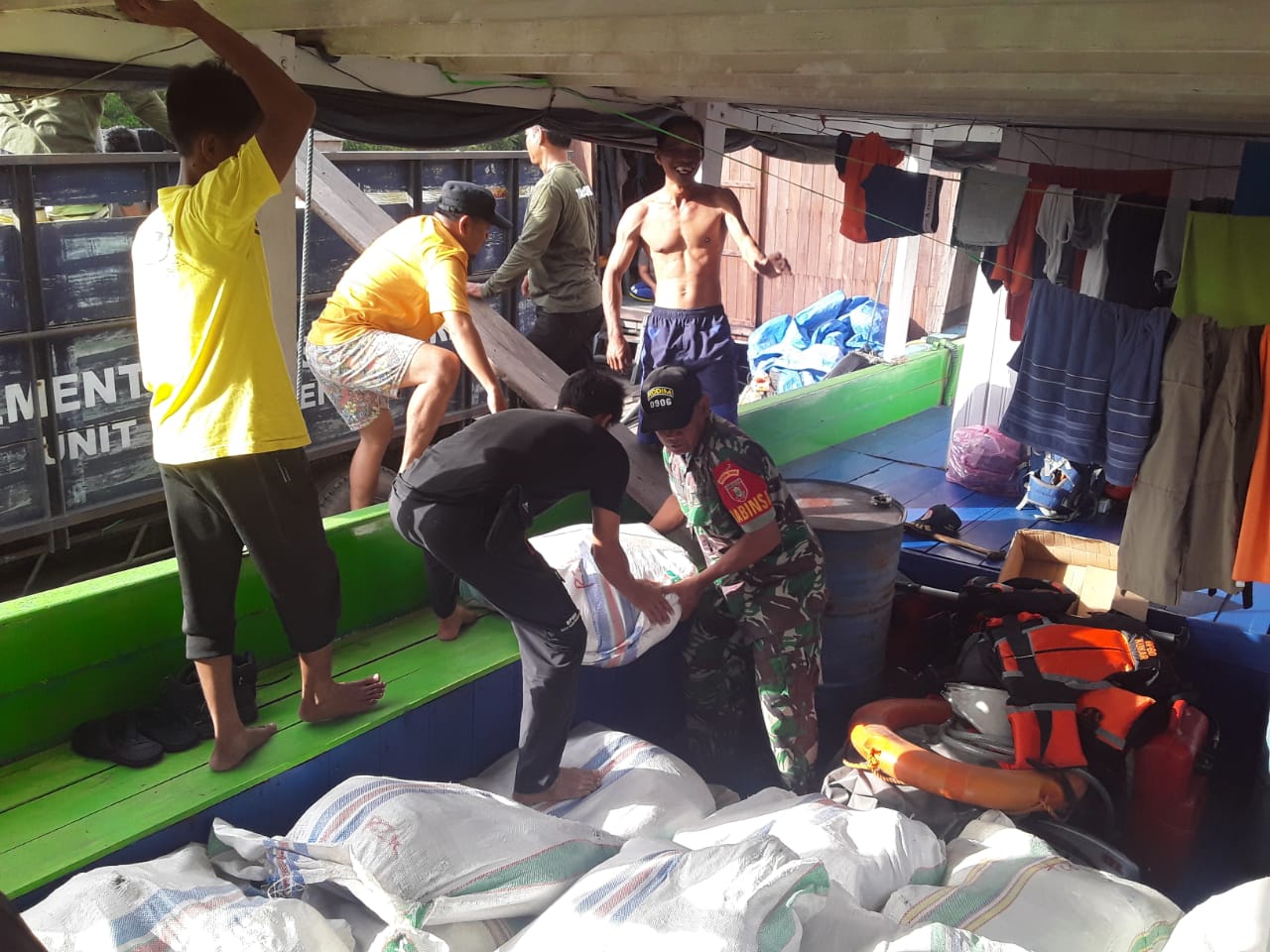 Babinsa Koramil Kembang Janggut Bantu Distribusi Bantuan Korban Banjir