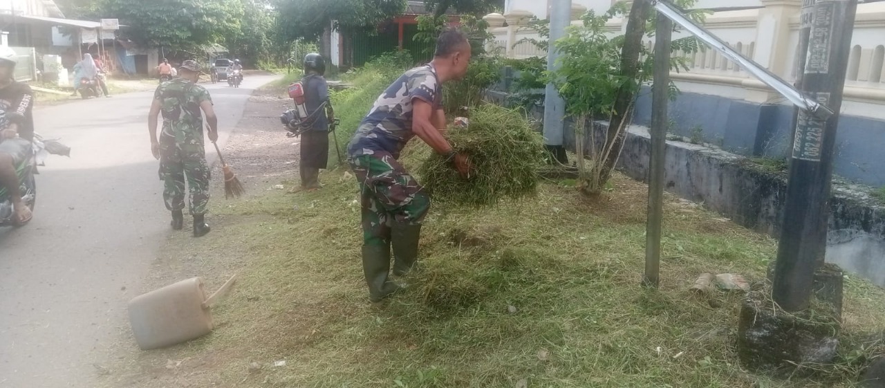 Warga dan Anggota TNI Kerja Bakti Bersama