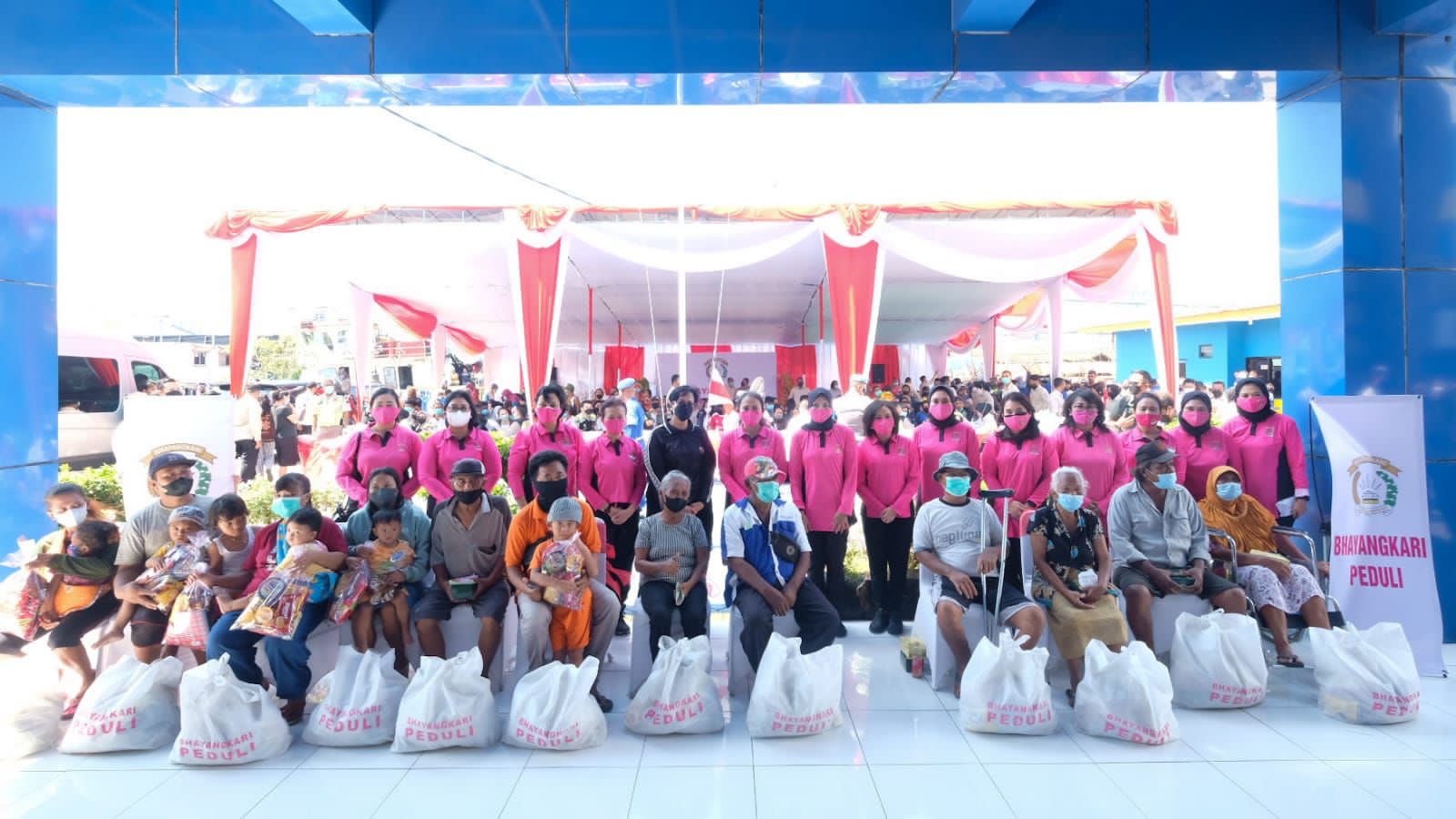 Ketua Umum Bhayangkari Bagikan Bantuan Pada Warga