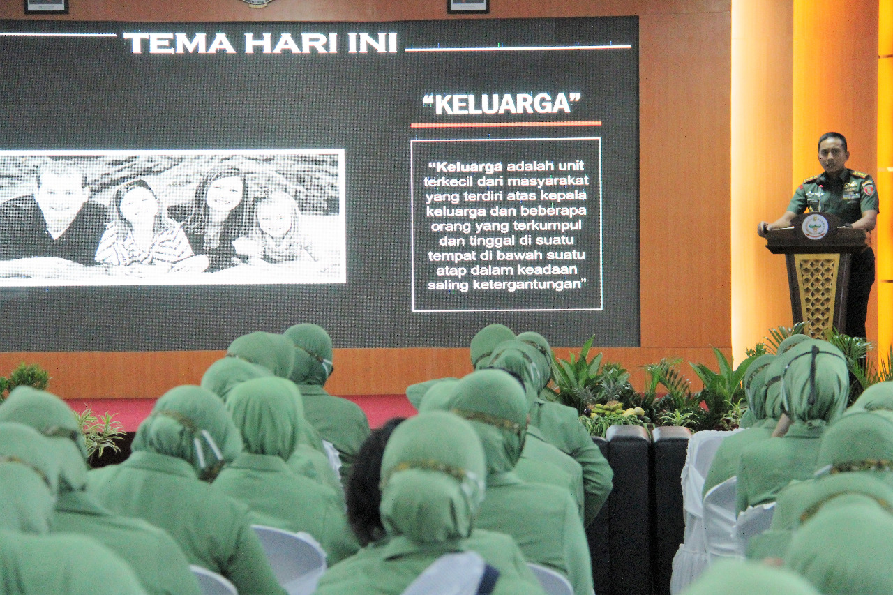 Dandim 0906/Kutai Kartanegara Berikan Arahan Anggota Persit Dalam Pertemuan Gabungan