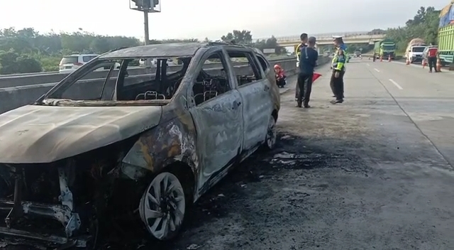 Sebuah Kendaraan Terbakar di Depan Exit Tol Kota Baru
