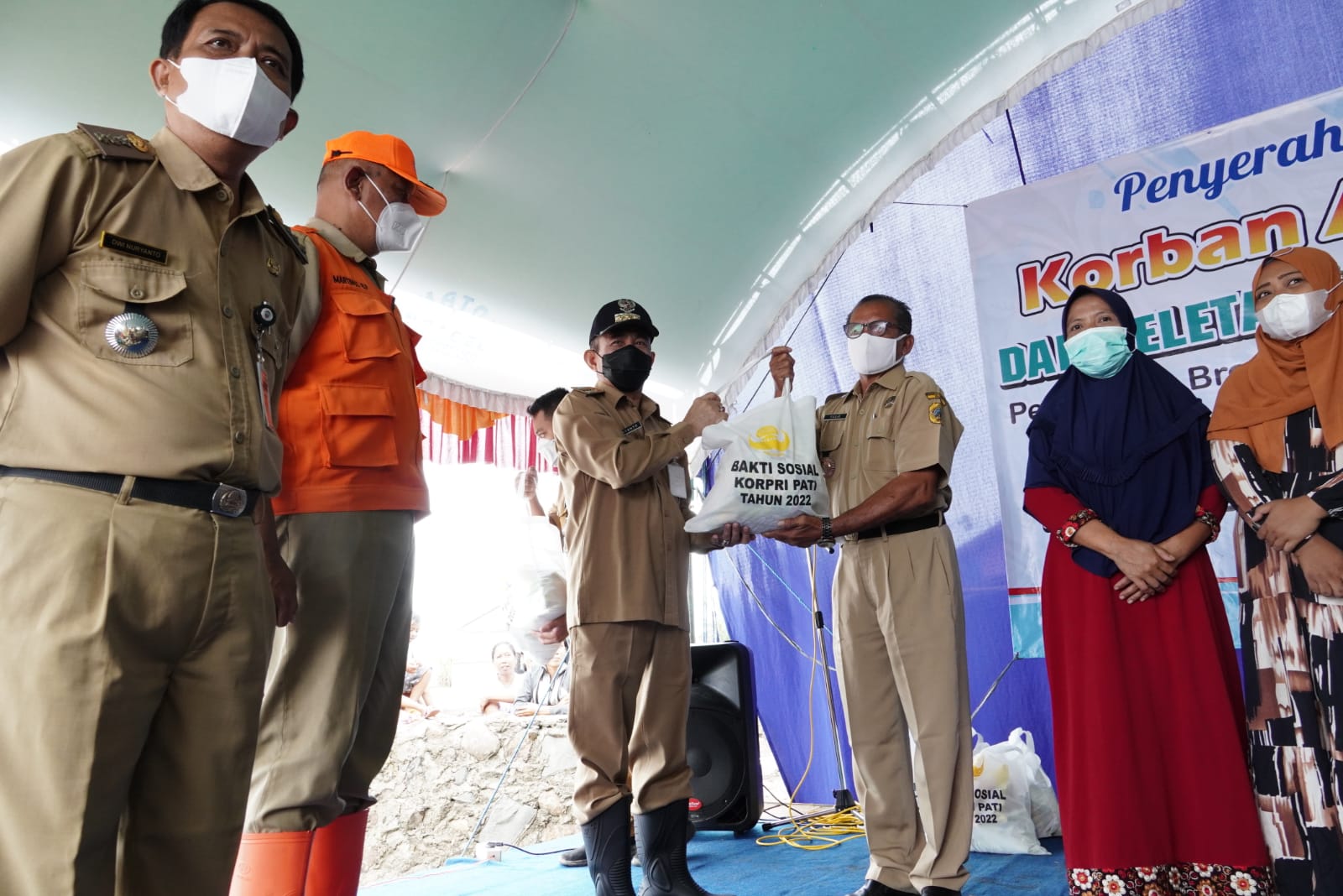 Usai Penyerahan Bansos, Bupati Terjun Pembuatan Bronjong