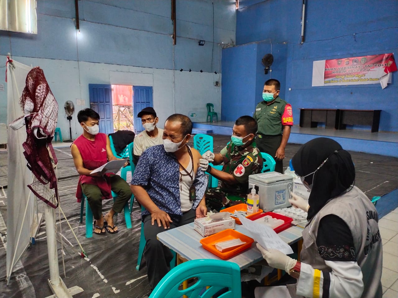 Tiada Lelah, Babinsa Koramil Penajam Kawal dan Bantu Pelaksanaan Vaksinasi