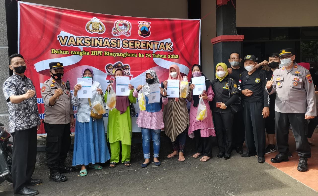 Usai Vaksin, Polsek Bae dan Ormas Lindu Aji Laskar Rajawali Bagikan Minyak Goreng Gratis
