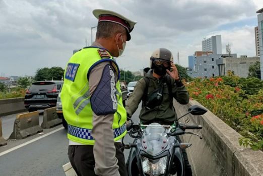 Naik Motor Pakai Sandal Jepit Bakal Ditilang, Benarkah?