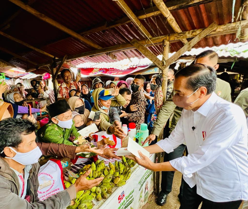 Presiden Bagikan Bansos dan Cek Harga Minyak Goreng di Pasar