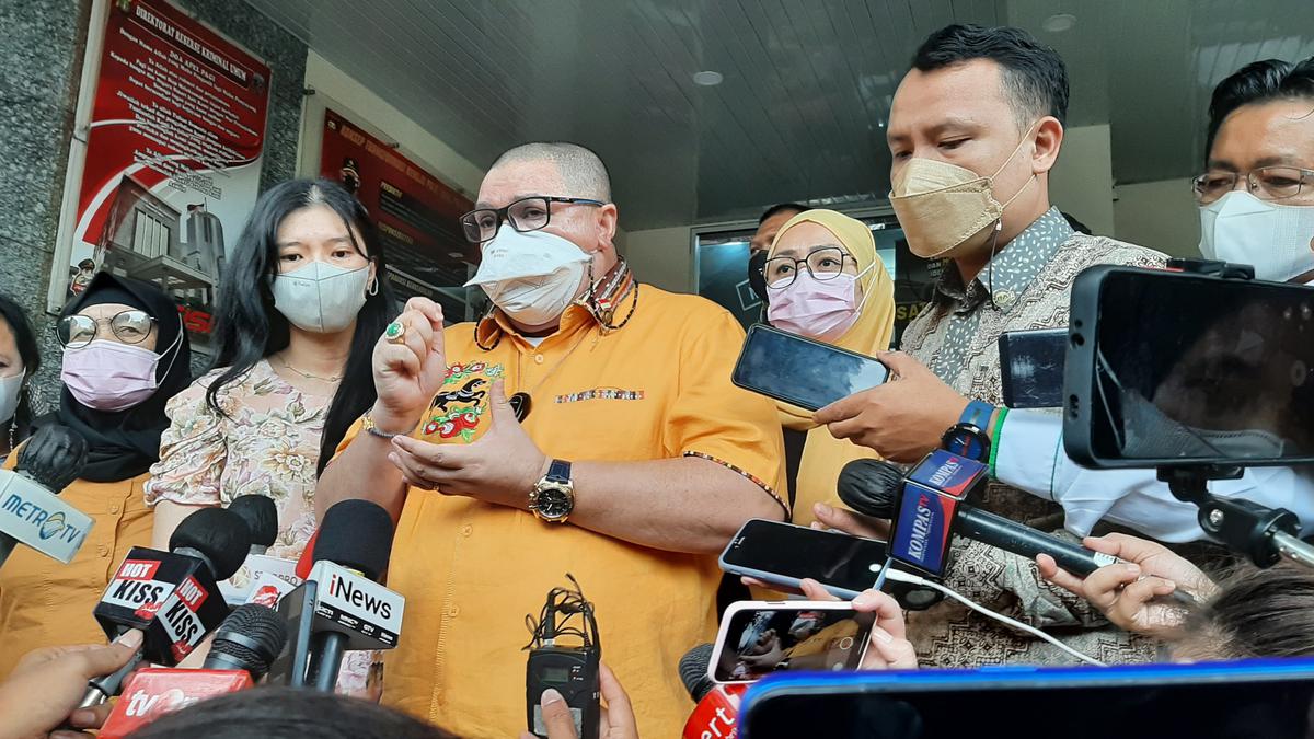 Saat Mau Konferensi Pers Di Kopi Johny, Razman Arief Nasution Ditolak Para Pedagang