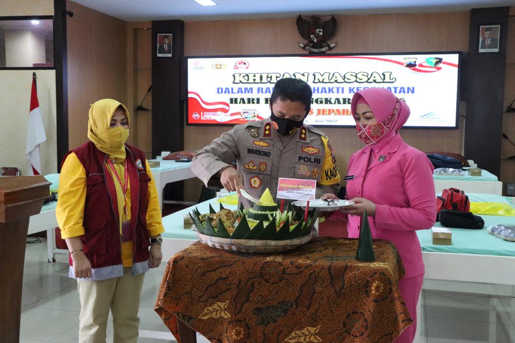 Hari Bhayangkara ke 76, Polres Jepara Gelar Khitan Massal