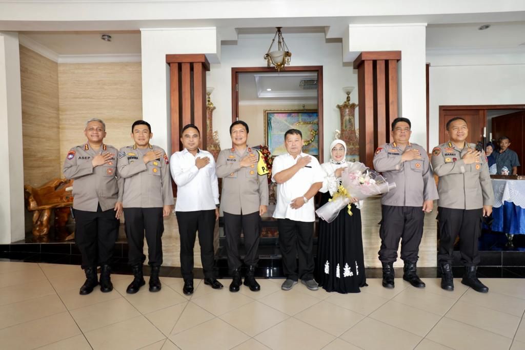 Hari Bhayangkara, Kapolda Jatim Gelar Kunjungan di Kediaman Irjen Anton Setijadi