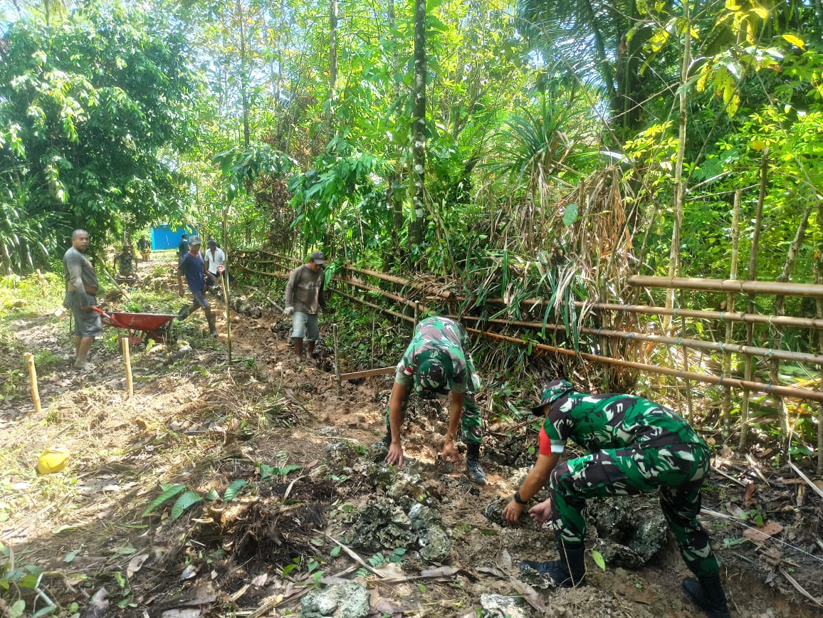 Anggota Satgas Karya Bakti Bersama Warga Negeri Mahu