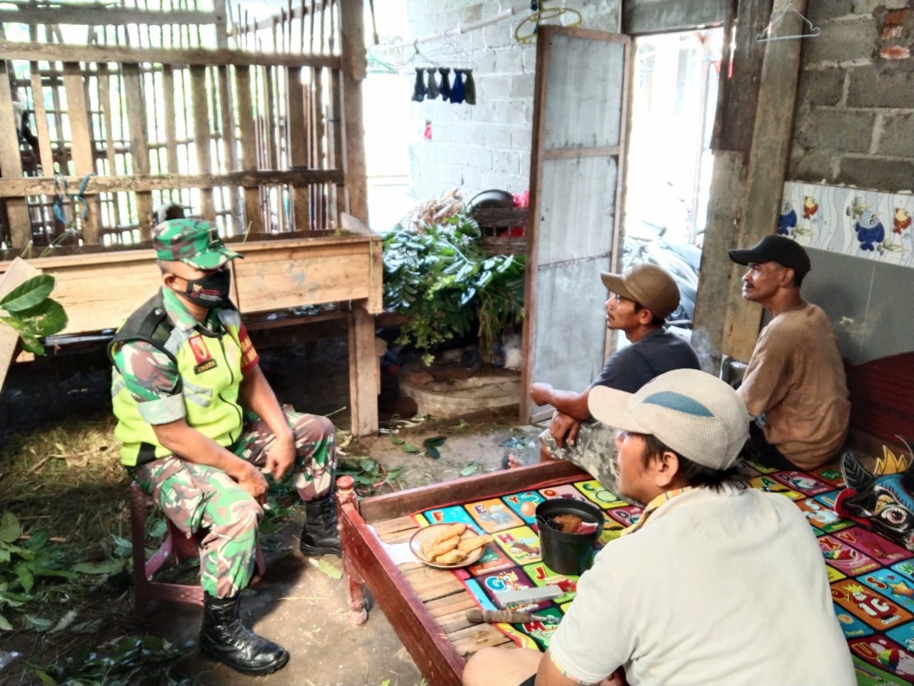 Babinsa Jalin Keakraban Dengan Warga di Wilayah