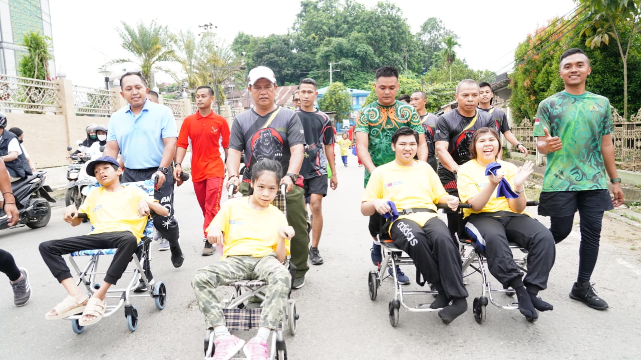 Aksi Lari dan Jalan Santai Sambil Pungut Sampah Ala Tentara