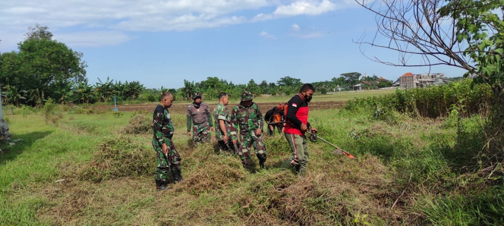 Anggota Koramil 05/Mayong Bersihkan Lahan Kosong Menjadi Lahan Produktif