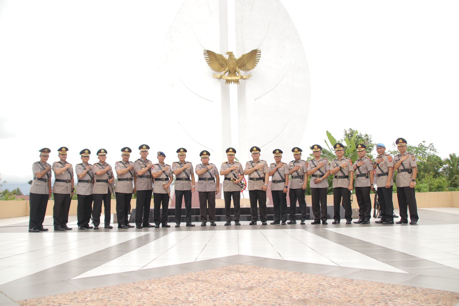 Polda Kalbar Ziarah Taman Makam Pahlawan