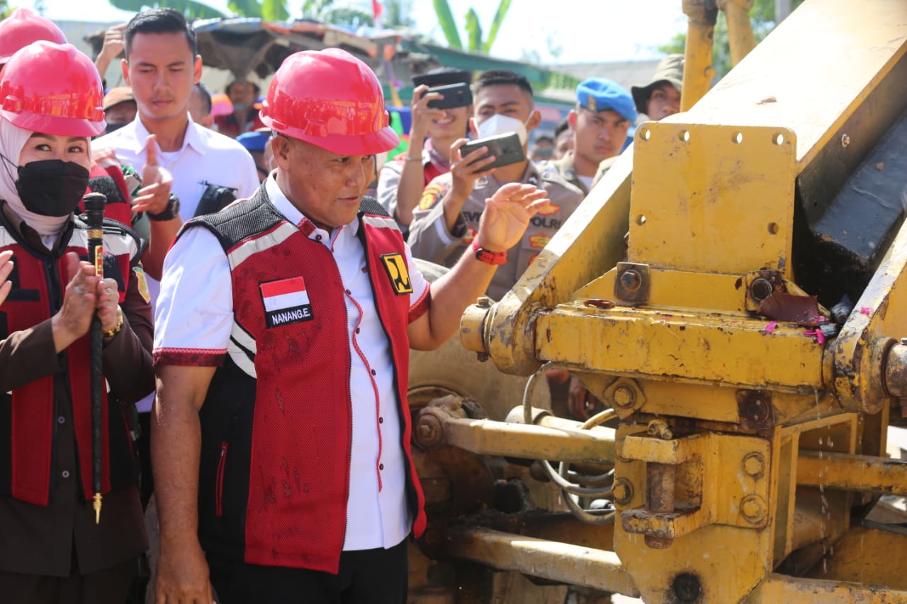 Bupati Lamsel H Nanang Ermanto Lakukan Groundbreaking Pembangunan Peningkatan Jalan