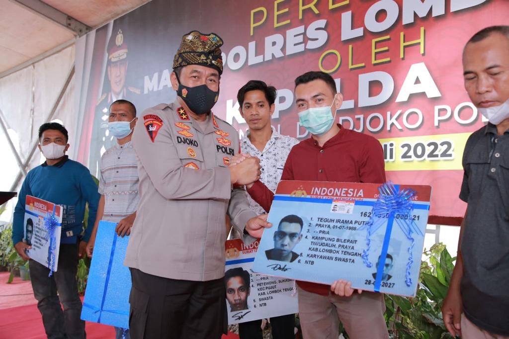 Lahir 1 Juli, Kapolres Berikan 12 SIM Bagi Masyarakat