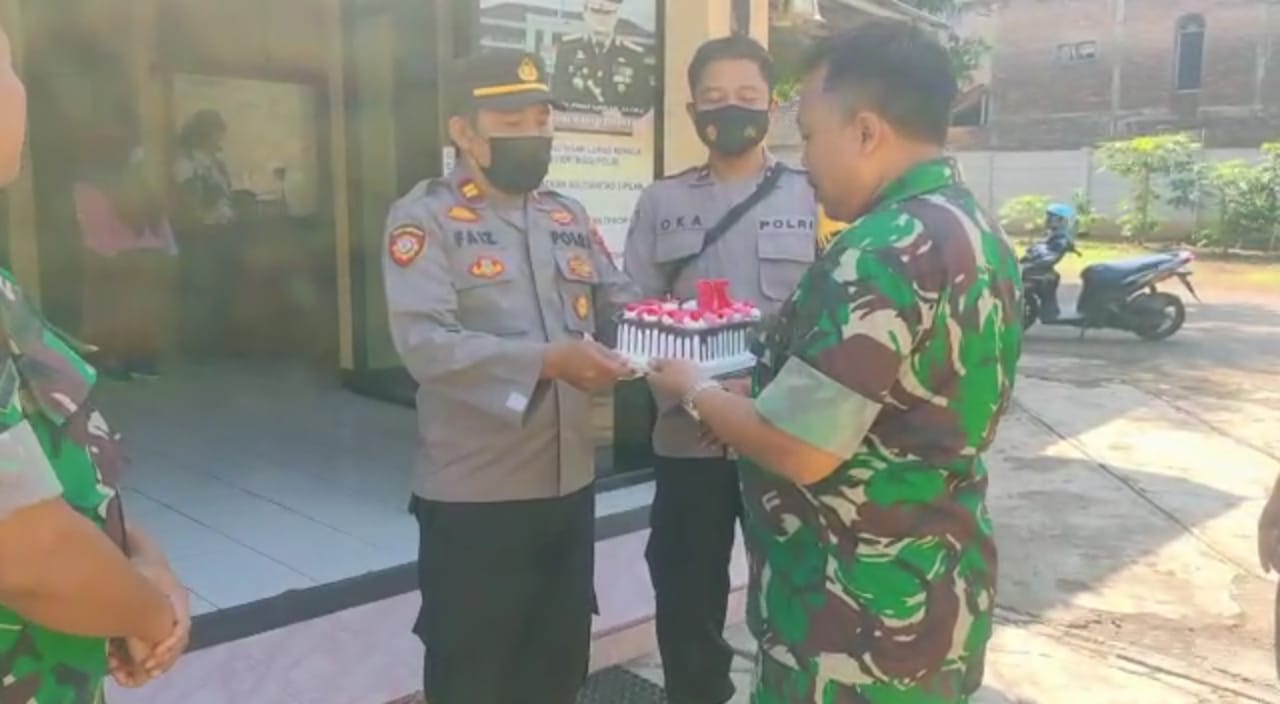 Danramil Datangi Kantor Polsek Kedung, Ada Apa???