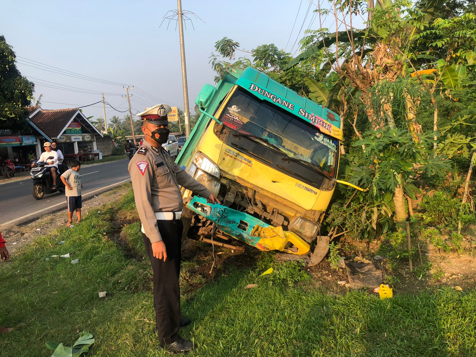 Sebuah Truk Hantam Pengendara Sepeda Motor Hingga Meninggal