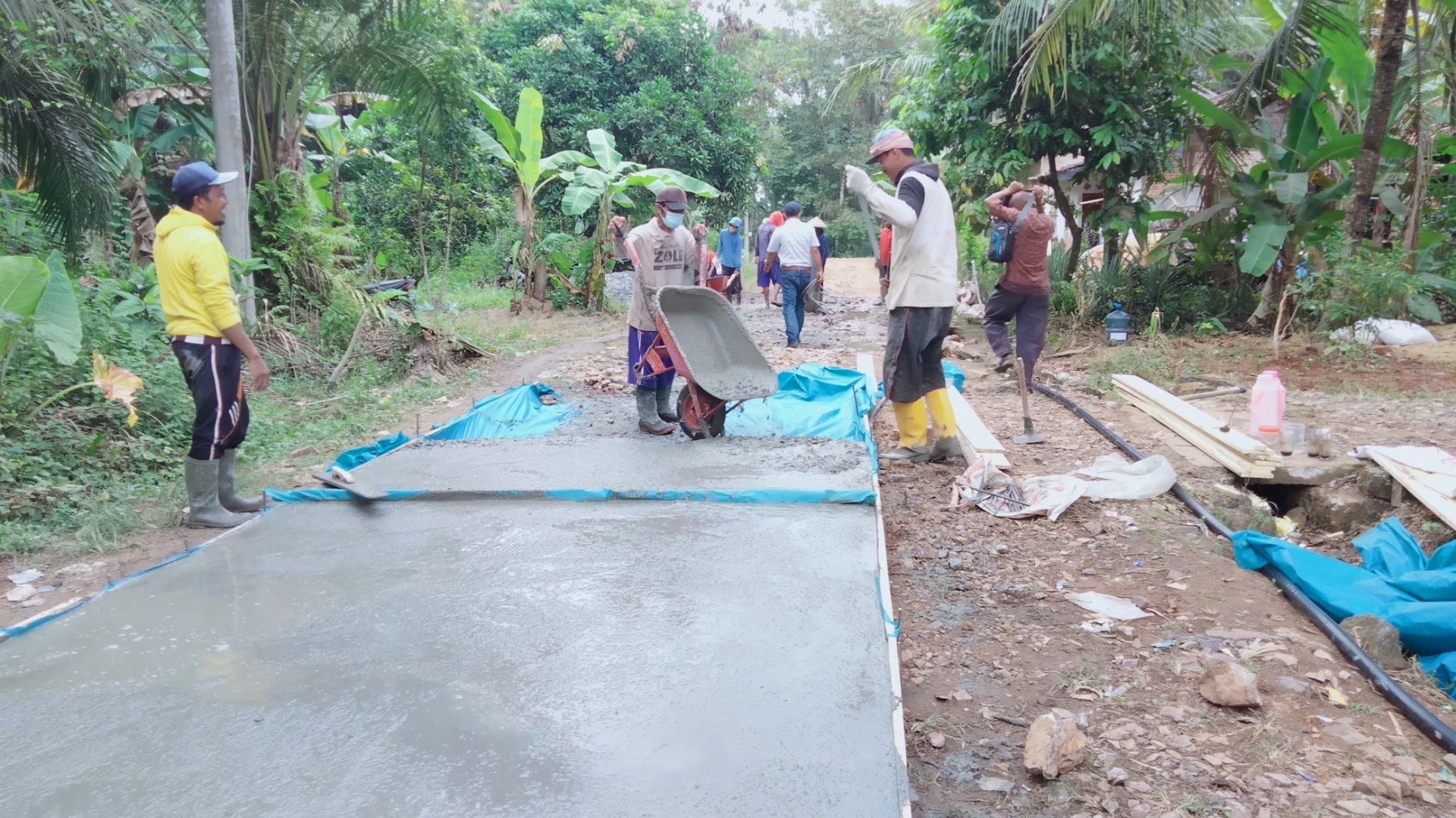 Pemdes Sidorejo Lanjutkan Pembangunan Jalan Penghubung di Dusun IV Umbul Sajad