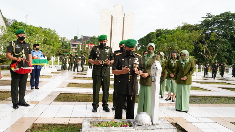 Menghormati Jasa Para Pahlawan dan Peringati HUT Kodam VI Mulawarman ke-64 tahun 2022, Korem 091/ASN Ziarah ke TMP Kesuma Bangsa